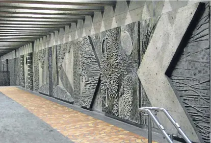  ??  ?? A dalt, gran mural a l’estació de metro Pius IX de Mont-real. A la pàgina de la dreta, porta d’alumini al Centre d’Art d’Ottawa