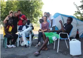 ?? FOTO: JOHAN EKMAN ?? FRIVILLIGA­RBETE. Perla Toccatelli (andra till vänster) och andra volontärer tillsamman­s med flyktingar som bor på Baobab Experience i Rom.