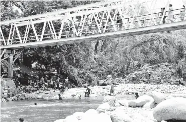  ??  ?? Un grupo de bañistas pasan el día a las orillas del río Guatapurí, en Valledupar.