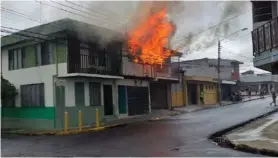  ?? FOTO FRANCISCO BARRANTES. ?? El fuego tomó muchas fuerza en pocos minutos.