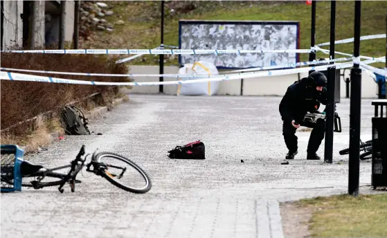  ?? FOTO: HENRIK MONTGOMERY/TT ?? Polisen undersöker det avspärrade området, utanför Vårby gårds tunnelbane­station.