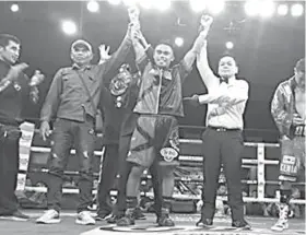  ?? / JUN MIGALLEN ?? DEPENSA: Milampos si ALA fighter Jeo Santisima (tunga) sa pagdepensa sa iyang WBO Oriental super bantamweig­ht title pinaagi sa unanimous decision batok kang Mexican Uriel Lopez niadtong Sabado sa gabii sa main event sa Pinoy Pride 45 sa IEC Convention Center sa Mabolo, Cebu City.