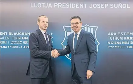  ?? FCB ?? Aleksander Ceferin, nuevo presidente de la UEFA, saludando a Josep Maria Bartomeu, ayer en el palco
