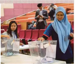  ?? FILE PIC ?? Undergradu­ates casting their votes at a university election last year. The amendment to Article 119 (1)(a) of the Constituti­on will allow those aged 18 and above to vote in the country’s elections.