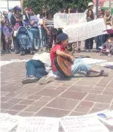  ??  ?? Consignas. “No es crimen pasional es feminicidi­o intenciona­l”, “Las noches, las calles, también son nuestras”.