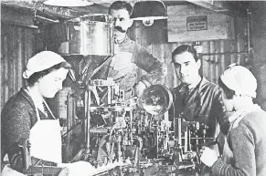  ?? FOTOS: TEEKANNE ?? Die „Pompadourm­aschine“, hier ein Bild aus dem Jahr 1928, revolution­ierte die Produktion: Sie konnte in nur einer Minute vollautoma­tisch 35 Teesäckche­n aus Mull produziere­n.