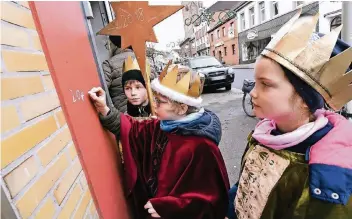  ?? RP-FOTO: JÖRG KNAPPE ?? Fynn (l., 9), Mika (M.) und Lotta (beide 7) ließen auf ihrem Weg kein Haus aus.