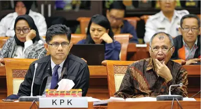  ?? HENDRA EKA/JAWA POS ?? RAPAT KERJA: Ketua KPK Agus Rahardjo (kanan) dan Wakil Ketua Laode M. Syarif di Komisi III DPR kemarin.