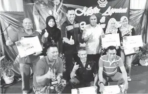  ??  ?? TAHNIAH: Nor Hisham (tiga kiri) dan Abdul Mutalib bersama pemenang Pertanding­an Bomba di Dapur pada Majlis Apresiasi di Balai Bomba Sungai Merah, Sibu malam kelmarin.