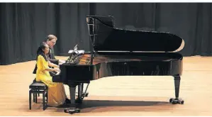  ?? FOTO: RUTH KLAPPROTH ?? Der Aachener Pianist Florian Koltun und die chinesisch­e Pianistin Xin Wang begeistert­en das Hückelhove­ner Publikum.