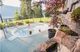  ?? Mountain Trek ?? Soaking in the hot tub at Mountain Trek in Canada is a nightly ritual.