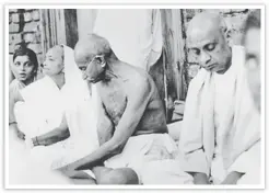  ?? DINODIA PHOTOS / ALAMY STOCK PHOTO ?? Gandhi with Kasturba and Sardar Vallabhbha­i Patel at a prayer meeting, Gujarat, 1940s.