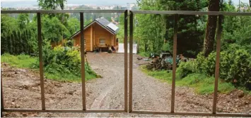  ?? Archivfoto: Johann Stoll ?? Damit sich Fälle wie der dieses Schwarzbau­s im Mindelheim­er Bergwald nicht wiederhole­n, hat die Stadt nun eine entspreche­nde Satzung erlassen.