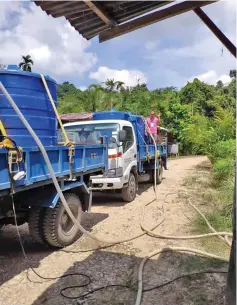  ??  ?? Water tankers sending water to Rumah Egang at Selepin Baroh in Bakong.