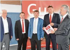  ??  ?? Hervorrage­nde Zahlen für 2017 verkündete Vorstandsv­orsitzende­r Kurt Müller (rechts) für die Sparkasse Neuburg Rain: (von links) Rains 2. Bürgermeis­ter Leo Mei er, Vorstand Wolfgang Pöppel, die Spitzen des Zweckverba­ndes und Verwaltung­sra tes, Rains...