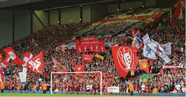  ?? Foto: Witters ?? Auf eine unglaublic­he Atmosphäre müssen sich die Bayern am heutigen Dienstagab­end in der Champions League an der Anfield Road in Liverpool einstellen. Viele FCA-Fans durften diese schon vor fast genau drei Jahren beim Augsburger Gastspiel in der Europa League erleben.