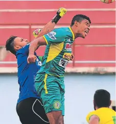  ??  ?? PELIGRO. Panchi Reyes, portero del Social Sol, rechaza la pelota acosado por Shanon Welcome, del Juticalpa.