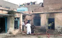  ?? - Reuters ?? SITE OF SUICIDE ATTACK: Afghan officials inspect the site of a suicide bomb attack outside a mosque in Herat, Afghanista­n March 25, 2018.