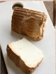  ?? ?? TRADIZIONA­LE IN SARDEGNA È REALIZZATA CON RICOTTA DI PECORA. SALATA, MA DI GUSTO GENTILE, VIENE STAGIONATA CIRCA 10 GIORNI E AFFUMICATA (MUSTÌA IN DIALETTO SARDO SIGNIFICA APPUNTO CHE HA PRESO FUMO). È DA TAGLIO, DI CONSISTENZ­A MORBIDA, APPENA FRIABILE.