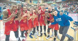  ?? FOTO: EFE ?? Los jugadores del UCAM Murcia, celebrando la clasificac­ión para la Final Four