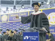  ?? MATIAS J. OCNER mocner@miamiheral­d.com ?? Commenceme­nt speaker and former Miami Dolphins player Jason Taylor speaks during the morning ceremony.