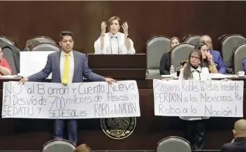  ??  ?? Rosario Robles, titular de la Sedatu, compareció frente al pleno de la Cámara de Diputados.