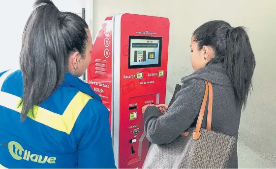  ?? ABEL CÁRDENAS / ADN ?? Existen dos nuevos tipos de cajeros ATM. Los rojos son de torre y están instalados en piso, los cajeros azules son más pequeños y están anclados a la pared.