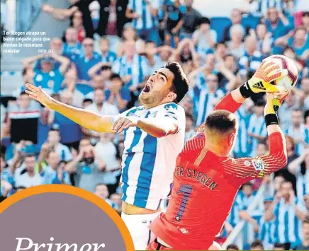  ?? FOTO: EFE ?? Ter Stegen atrapa un balón colgado para que Merino lo intentara rematar