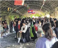  ?? FOTO: PRIVAT ?? Beim gemeinsame­n Tanzen mit Studenten der Uni XISU in Xian kommen sich Chinesen und Deutsche näher.