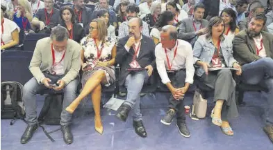  ?? ÁNGEL DE CASTRO ?? Los secretario­s provincial­es del PSOE, Sabés, Pérez y Sánchez Quero, rodean a Lambán en un Comité Regional.