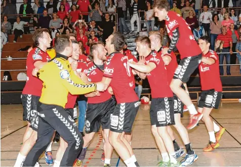  ?? Foto: Ernst Mayer ?? Der Klassenerh­alt stand schon vorher fest, trotzdem gab es nach dem Sieg im letzten Spiel vor heimischer Kulisse kein Halten mehr für die Günzburger Handballer. Mit 30:28 siegte der VfL im Schwabende­rby gegen den TSV Friedberg.