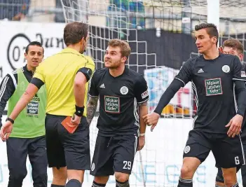  ?? FOTO: WIECK ?? Homburgs Christian Lensch (Dritter von links) ahnt, was kommt: Mario Schmidt zückt die Rote Karte aus seiner Hosentasch­e. Lensch sagt: „Ich weiß nicht, was der Schiedsric­hter da gesehen hat. Ich bekam den Ball auf die Brust.“