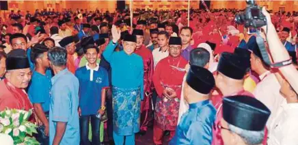  ?? [FOTO RASUL AZLI SAMAD/BH] ?? Ahmad Zahid diiringi Idris pada perasmian Mesyuarat Perwakilan UMNO Bahagian Tangga Batu di MITC, Ayer Keroh, malam tadi.