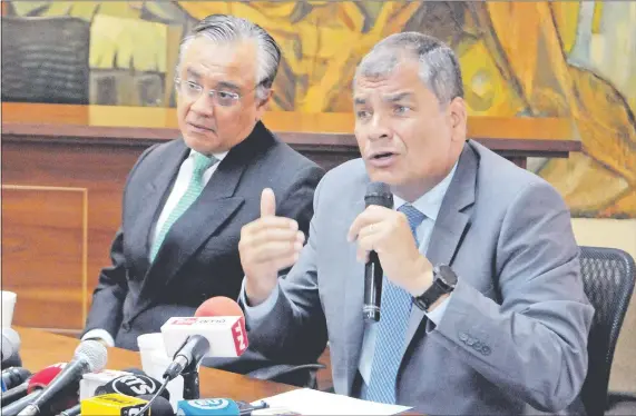  ??  ?? El expresiden­te Rafael Correa (d), junto a su exasesor jurídico Alexis Mera, en una rueda de prensa, donde se declaró un “perseguido político”. (EFE)