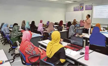  ?? [FOTO HIASAN] ?? Pendidik bertanggun­gjawab mematuhi keperluan penandaan dan penggredan bagi penulisan akademik.