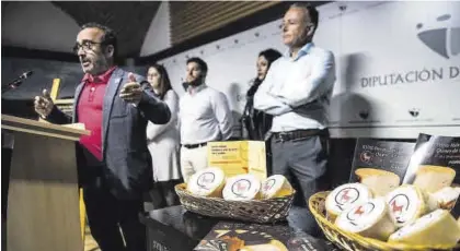  ?? CARLOS GIL ?? Miguel Á. Morales, presidente de la diputación, y Benito Arias, alcalde de Acehúche, presentan la Feria Ibérica del Queso de Cabra.