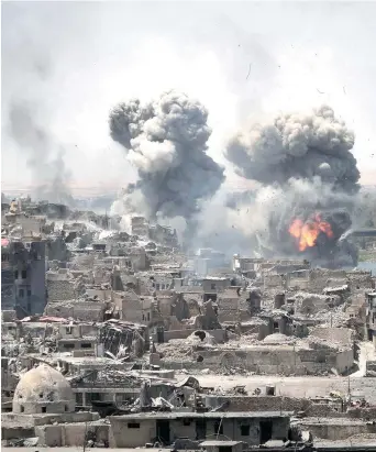  ??  ?? Après avoir capturé Mossoul en juillet (photo), la coalition internatio­nale concentre ses forces à Hawija, le dernier bastion de Daech. − Associated Press: Felipe Dana
