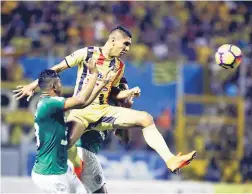  ??  ?? duelo. Jorge Claros y Bryan Martínez libraron un gran duelo en el medio campo. Ambos salieron en la segunda mitad.