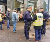  ??  ?? Die Polizei traf kurz nach 14 Uhr an der Zentrale ein und suchte das Gespräch mit Mahir Sahin.