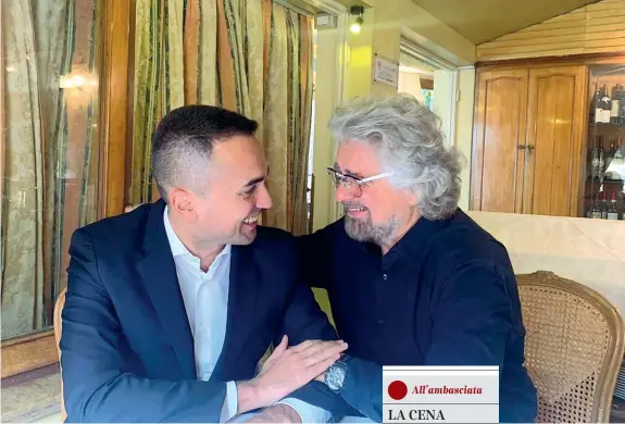  ??  ?? A Roma Il leader M5S Luigi Di Maio e il garante Beppe Grillo ieri all’hotel Forum prima di postare il video insieme