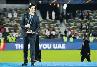  ?? GIUSEPPE CACACE / AFP ?? Solari, con el trofeo del Mundial de clubs que ayer ganó su equipo