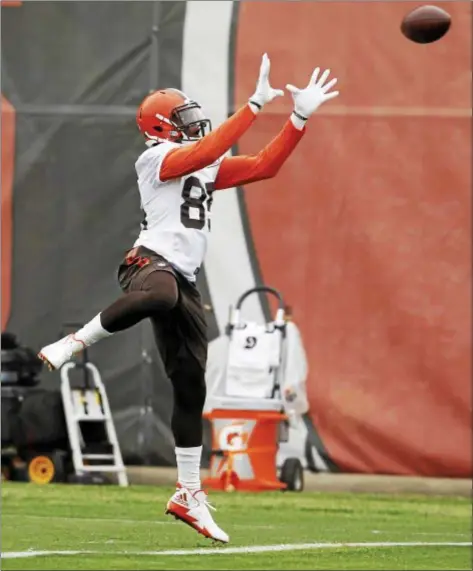  ?? ASSOCIATED PRESS FILE ?? Browns tight end David Njoku goes up for a pass during a rookie minicamp May 12 in Berea.