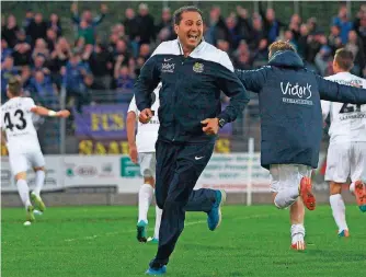  ?? FOTO: SCHLICHTER ?? Das Erlebnis in Pirmasens war für Trainer Fuat Kilic (Mitte) und seine Mannschaft sozusagen ein Startsigna­l. In der Schlusspha­se drehte der FCS ein 1:2 in einen 4:2-Sieg.