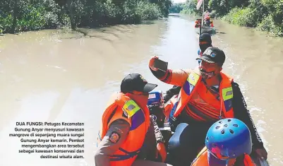  ?? ROBERTUS RISKY/JAWA POS ?? DUA FUNGSI: Petugas Kecamatan Gunung Anyar menyusuri kawasan mangrove di sepanjang muara sungai Gunung Anyar kemarin. Pemkot mengembang­kan area tersebut sebagai kawasan konservasi dan destinasi wisata alam.