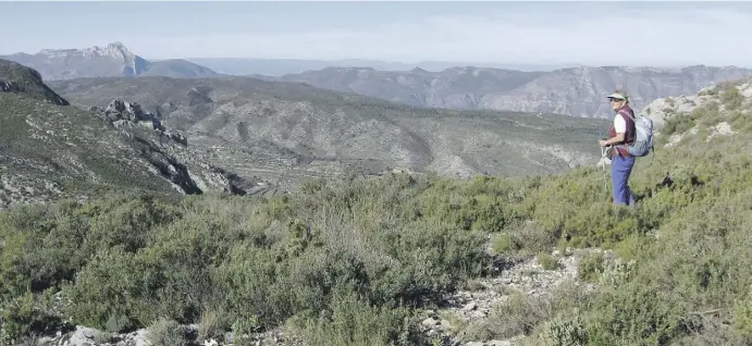  ?? Fotos: Ingrid Lechner ?? Vom Kamm der Sierra de Foradá aus lassen sich die umliegende­n Bergketten hervorrage­nd überblicke­n.