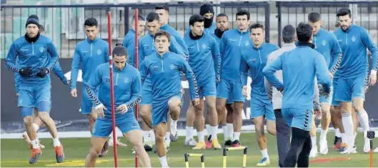  ??  ?? GABRIEL UTIEL
Los jugadores del Castellón se ejercitan en una sesión preparator­ia llevada a cabo en el Estadio Castalia, escenario del duelo de hoy contra el Mirandés. ((