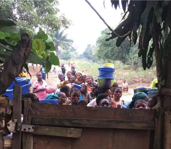  ?? MICHAEL COOKE/TORONTO STAR ?? Congolese who have fled their homes to escape violence line up to wait for food. Displaced families sleep on church floors, in sheds and outside on the ground.