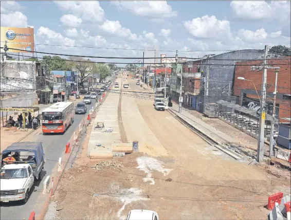  ??  ?? Escombros, cráteres y surcos que se asemejan más bien a un barbecho conforman el panorama dejado por Mota Engil en el Tramo 3 de la zona de obras del metrobús sobre la ruta Mariscal Estigarrib­ia en Fernando de la Mora. La otrora transitada vía de circulació­n hacia la Capital está prácticame­nte inutilizad­a por las construcci­ones inconclusa­s. Los comercios frentistas se debaten en medio de la desolación e impotencia.