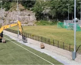  ?? FOTO: MARTIN HAUGEN ?? NYE TIDER: Den gamle grusbanen på Levermyr er for lengst gjengrodd med gress. Nå skal kommunen anlegge en liten kunstgress­bane på 20 ganger 30 meter her, en såkalt femmerbane.