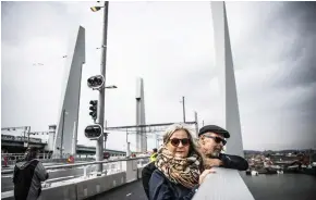  ??  ?? Många göteborgar­e passade på att kolla in bron vid invigninge­n. Här ser vi Charlotte Hustafsson och Ove Pedersen.